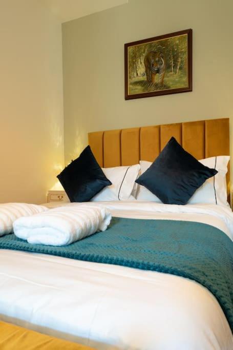Stylish Beachfront Bolthole With Stunning Sea Views And Luxury Touches แฮร์นเบย์ ภายนอก รูปภาพ