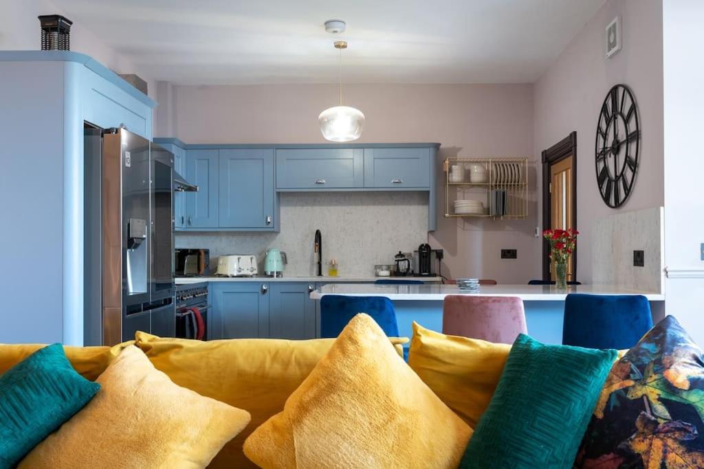 Stylish Beachfront Bolthole With Stunning Sea Views And Luxury Touches แฮร์นเบย์ ภายนอก รูปภาพ