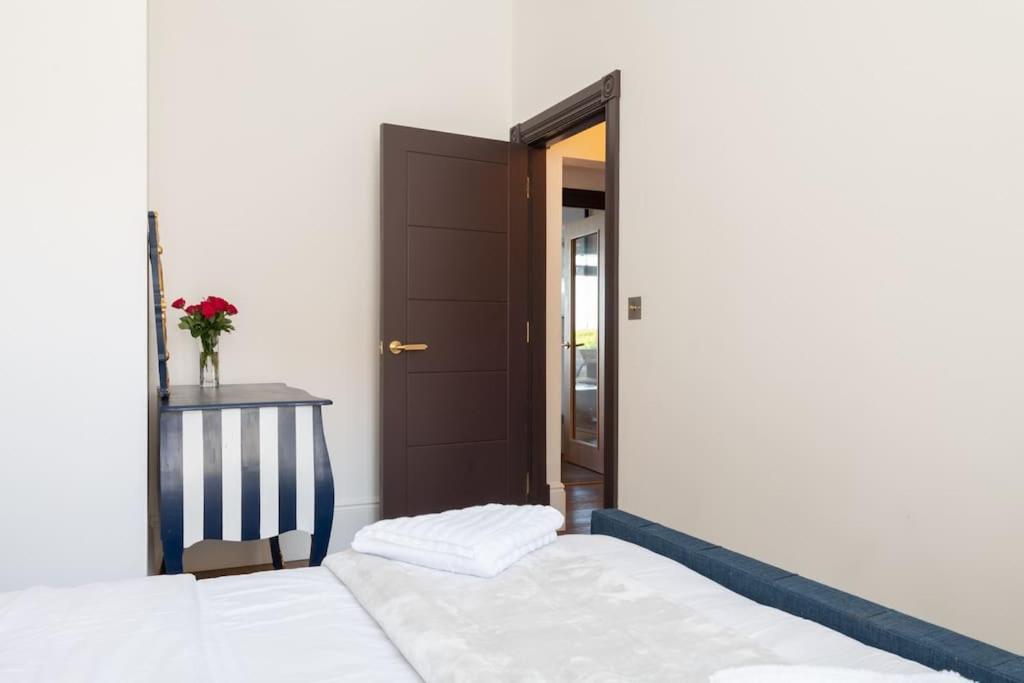 Stylish Beachfront Bolthole With Stunning Sea Views And Luxury Touches แฮร์นเบย์ ภายนอก รูปภาพ