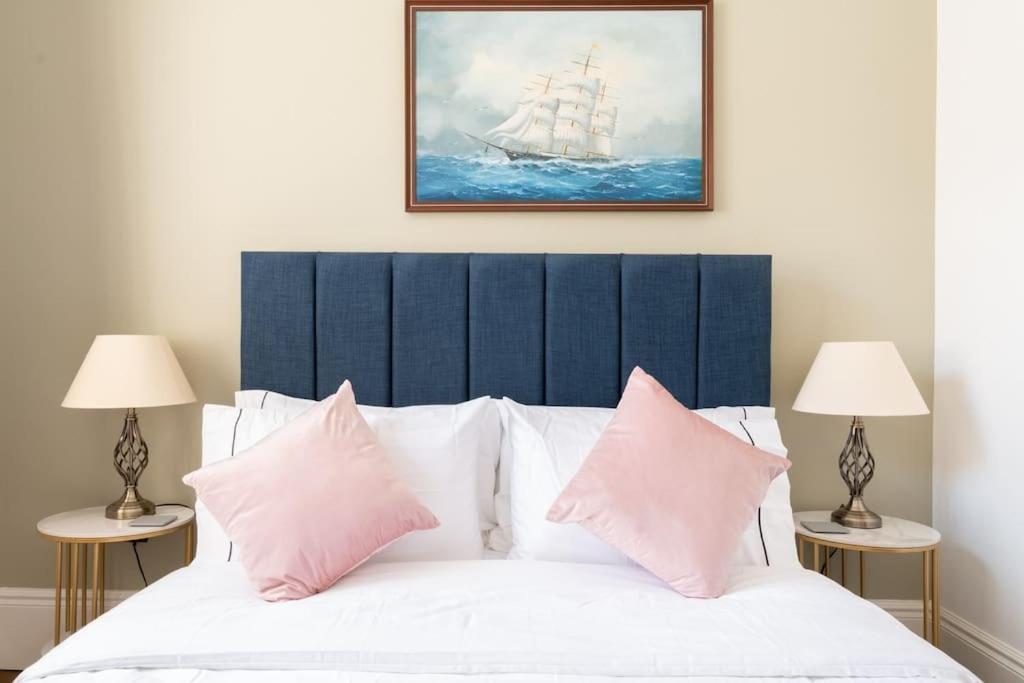 Stylish Beachfront Bolthole With Stunning Sea Views And Luxury Touches แฮร์นเบย์ ภายนอก รูปภาพ