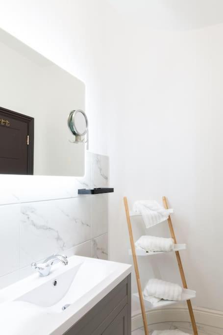 Stylish Beachfront Bolthole With Stunning Sea Views And Luxury Touches แฮร์นเบย์ ภายนอก รูปภาพ