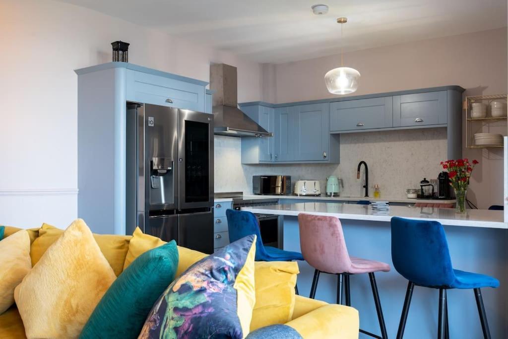 Stylish Beachfront Bolthole With Stunning Sea Views And Luxury Touches แฮร์นเบย์ ภายนอก รูปภาพ