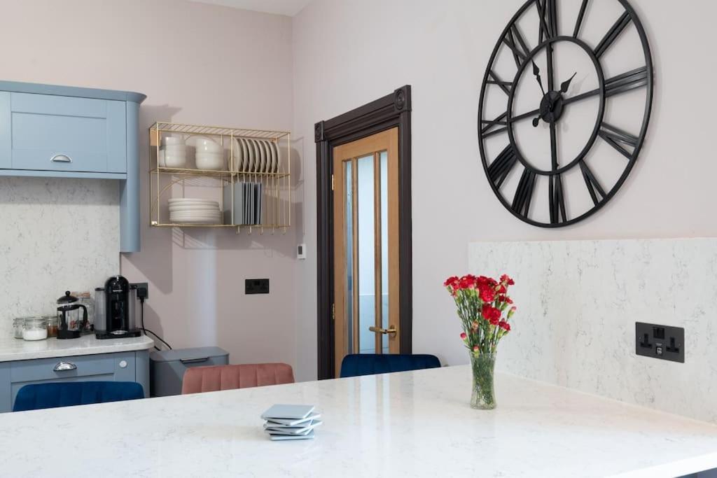 Stylish Beachfront Bolthole With Stunning Sea Views And Luxury Touches แฮร์นเบย์ ภายนอก รูปภาพ