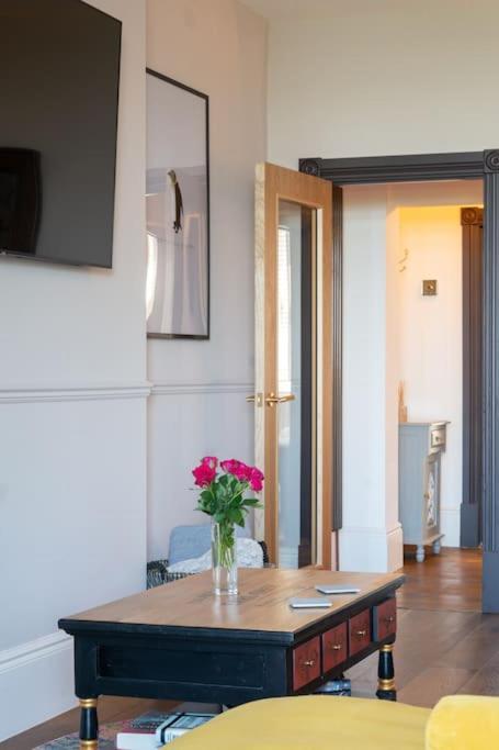 Stylish Beachfront Bolthole With Stunning Sea Views And Luxury Touches แฮร์นเบย์ ภายนอก รูปภาพ