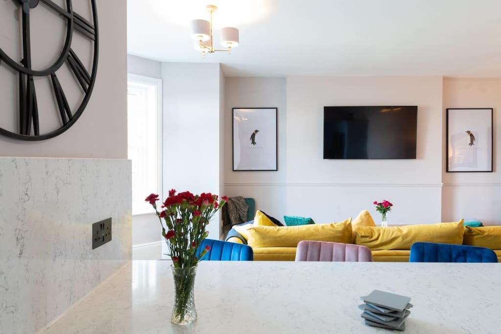 Stylish Beachfront Bolthole With Stunning Sea Views And Luxury Touches แฮร์นเบย์ ภายนอก รูปภาพ