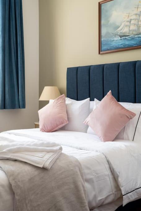 Stylish Beachfront Bolthole With Stunning Sea Views And Luxury Touches แฮร์นเบย์ ภายนอก รูปภาพ