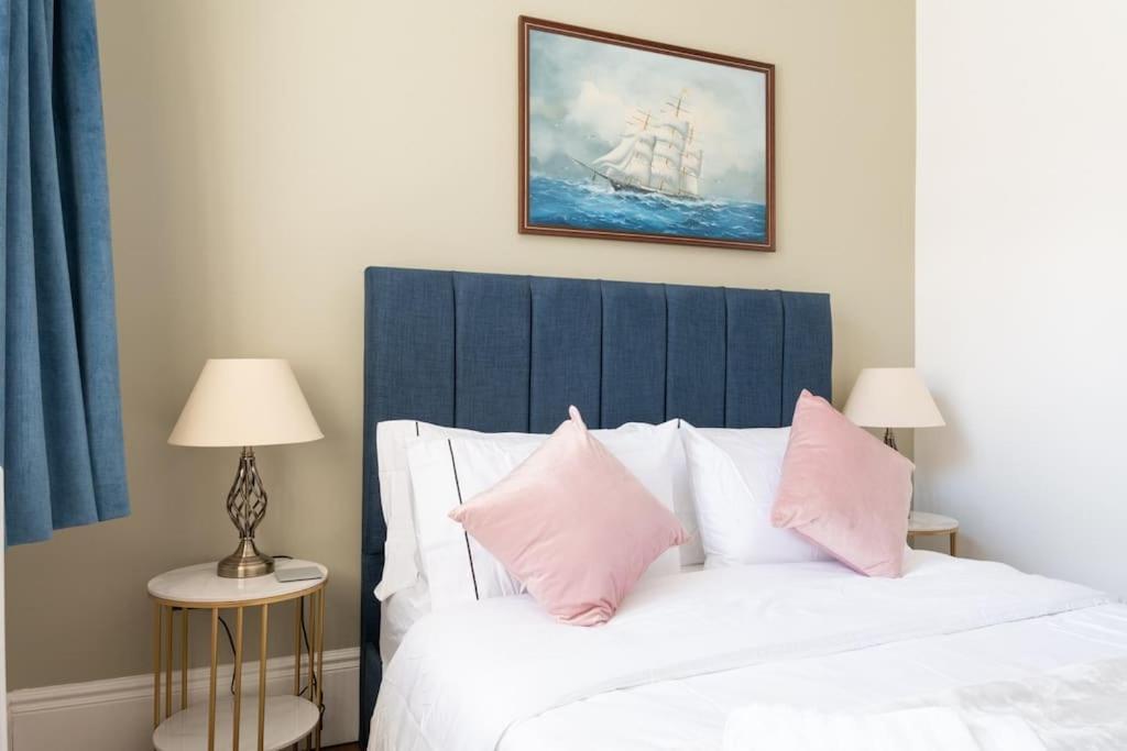 Stylish Beachfront Bolthole With Stunning Sea Views And Luxury Touches แฮร์นเบย์ ภายนอก รูปภาพ