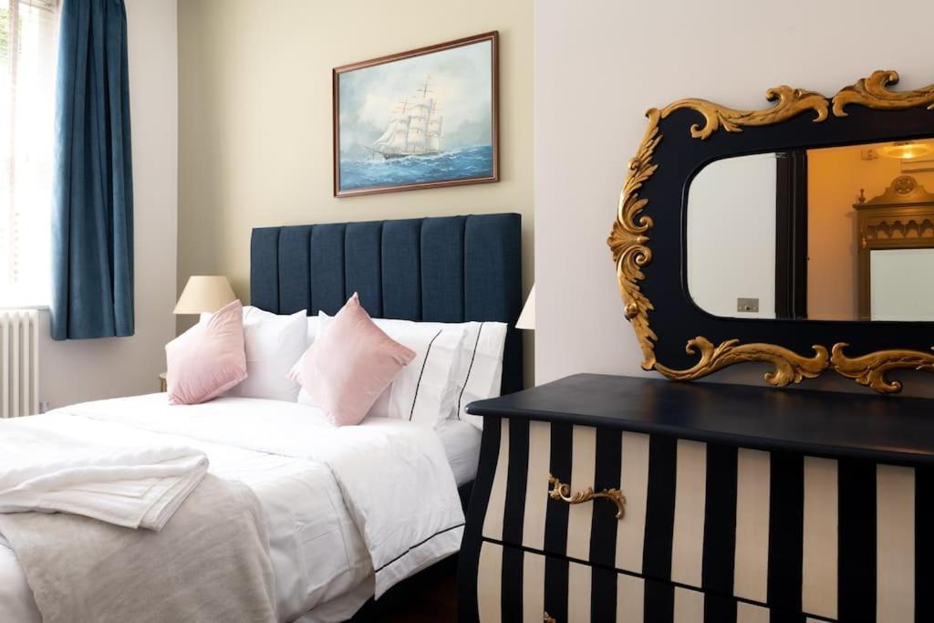 Stylish Beachfront Bolthole With Stunning Sea Views And Luxury Touches แฮร์นเบย์ ภายนอก รูปภาพ