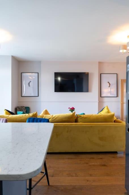 Stylish Beachfront Bolthole With Stunning Sea Views And Luxury Touches แฮร์นเบย์ ภายนอก รูปภาพ