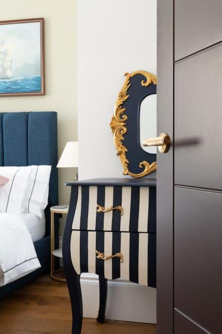 Stylish Beachfront Bolthole With Stunning Sea Views And Luxury Touches แฮร์นเบย์ ภายนอก รูปภาพ