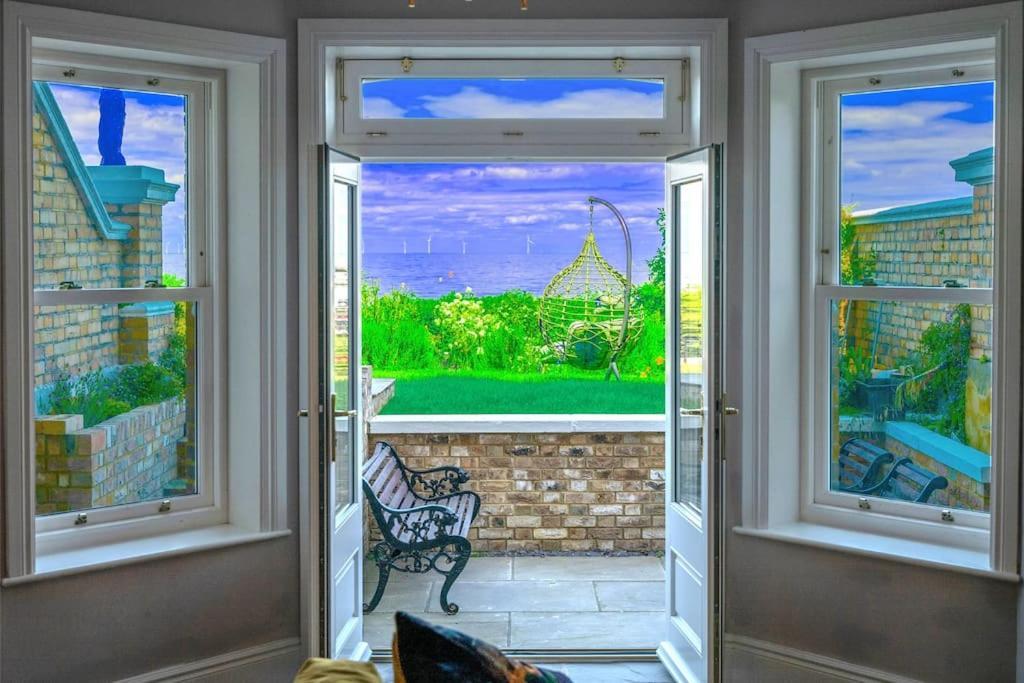 Stylish Beachfront Bolthole With Stunning Sea Views And Luxury Touches แฮร์นเบย์ ภายนอก รูปภาพ