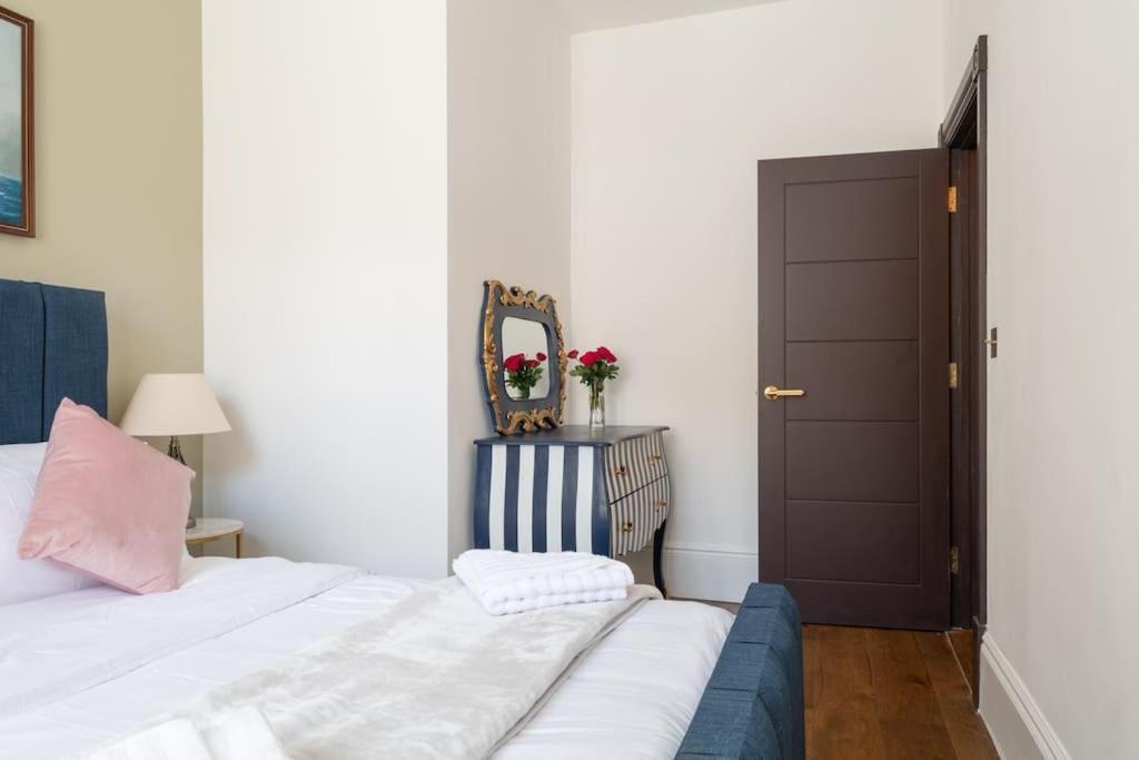 Stylish Beachfront Bolthole With Stunning Sea Views And Luxury Touches แฮร์นเบย์ ภายนอก รูปภาพ