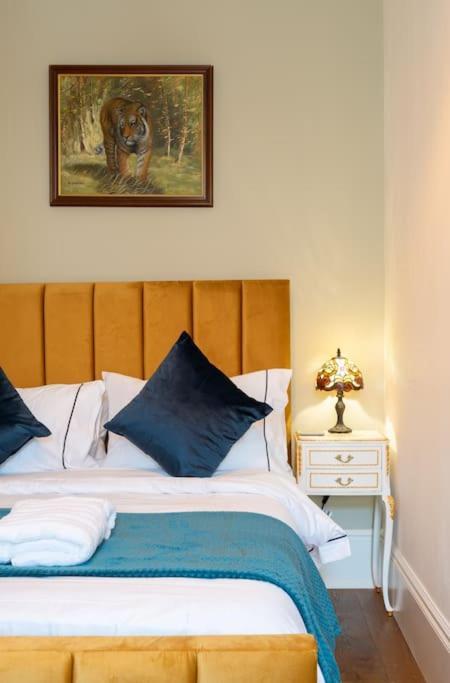 Stylish Beachfront Bolthole With Stunning Sea Views And Luxury Touches แฮร์นเบย์ ภายนอก รูปภาพ