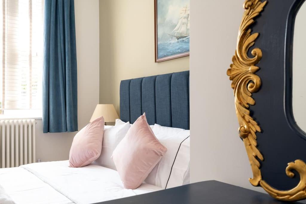 Stylish Beachfront Bolthole With Stunning Sea Views And Luxury Touches แฮร์นเบย์ ภายนอก รูปภาพ