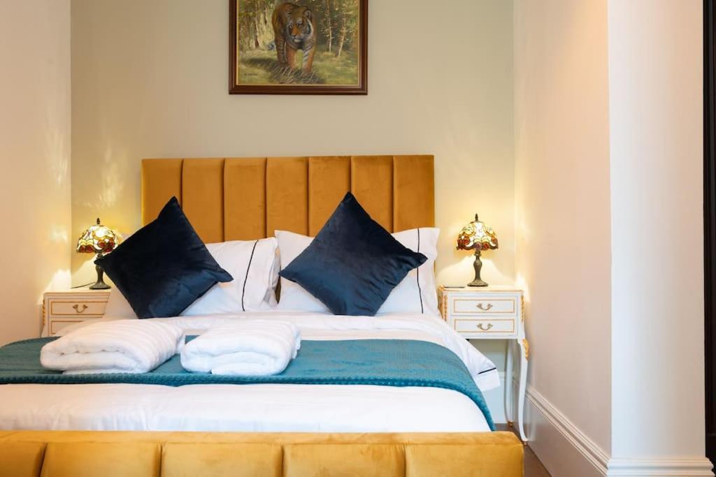 Stylish Beachfront Bolthole With Stunning Sea Views And Luxury Touches แฮร์นเบย์ ภายนอก รูปภาพ