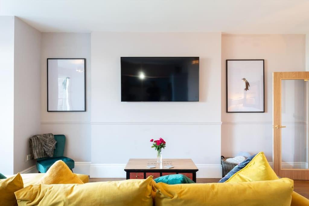 Stylish Beachfront Bolthole With Stunning Sea Views And Luxury Touches แฮร์นเบย์ ภายนอก รูปภาพ